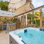 Calendula Villa